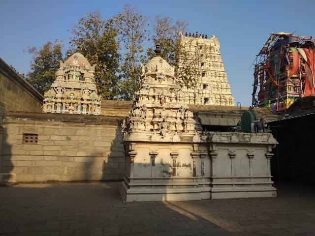 thirukovilur ulagalantha perumal temple inside view image