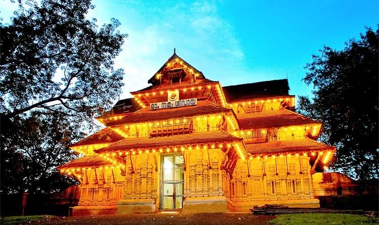 vadakkunnathan temple in night view