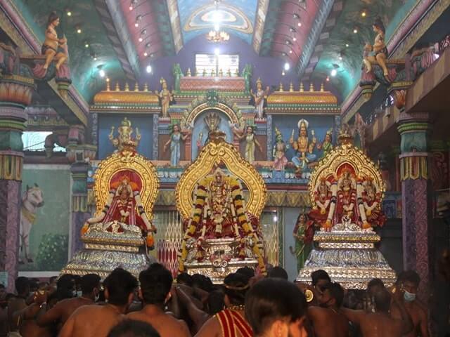 nainativu nagapooshani amman deities