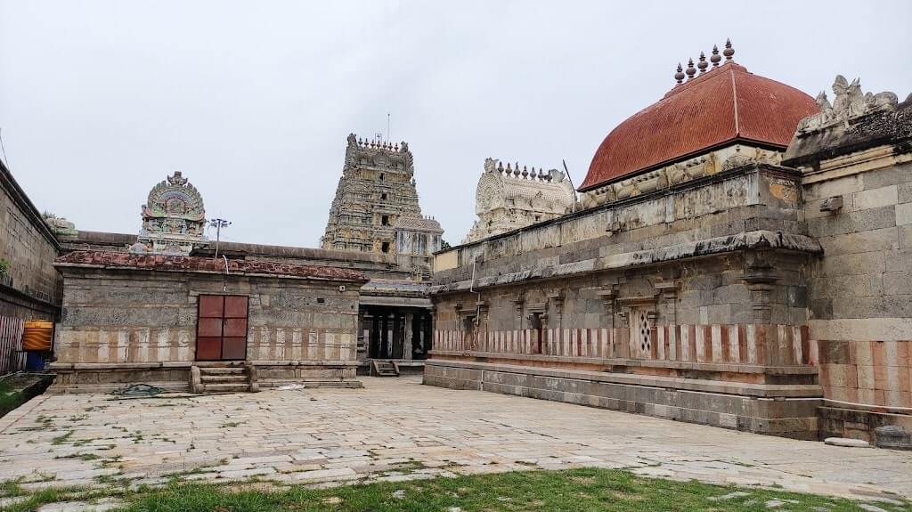 vadaranyeswarar temple thiruvalangadu inside